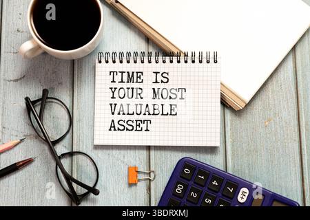 Concept de taux d'intérêt et de dividende. Homme d'affaires avec le symbole de pourcentage et la flèche vers le haut, les taux d'intérêt continuent d'augmenter, le rendement des actions et mutuelle Banque D'Images