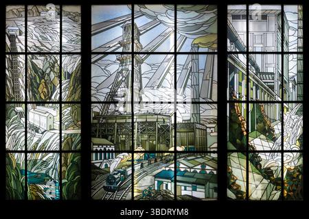 Nancy, France - vue des vitraux de l'escalier principal conçu par Jacques Gruber dans les anciens hauts fourneaux de Pont-à-Mousson. Banque D'Images