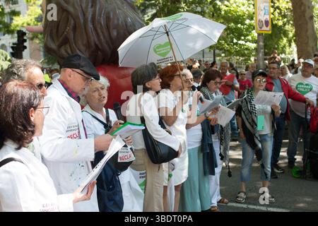 Madrid, Espagne. 25 mai 2025. Le manifestant chante.des milliers de personnes viennent protester contre la privatisation des soins de santé publics. (Photo de Jorge Gonzalez/Pacific Press) crédit : Pacific Press Media production Corp./Alamy Live News Banque D'Images