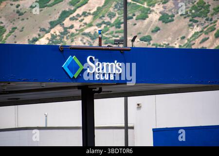 Spanish Fork, UT, États-Unis – 24 mai 2025 : la station-service Sam’s Club fournit des services de carburant aux membres et aux clients dans le cadre de la chaîne de clubs d’entrepôts de détail. Banque D'Images