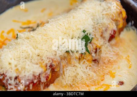 Une lasagne italienne copieuse et savoureuse, servie chaude dans un moule rustique i, avec une sauce tomate riche, de la viande assaisonnée, de la béchamel crémeuse et du fromage fondu Banque D'Images