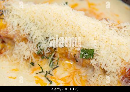 Une lasagne italienne copieuse et savoureuse, servie chaude dans un moule rustique i, avec une sauce tomate riche, de la viande assaisonnée, de la béchamel crémeuse et du fromage fondu Banque D'Images