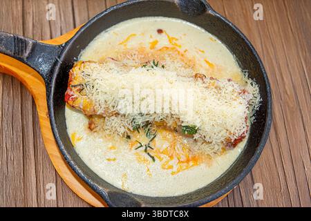 Une lasagne italienne copieuse et savoureuse, servie chaude dans un moule rustique i, avec une sauce tomate riche, de la viande assaisonnée, de la béchamel crémeuse et du fromage fondu Banque D'Images