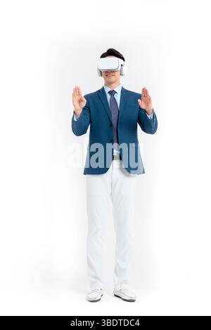 Un homme d'affaires portant des lunettes VR/AR manipule l'espace virtuel avec des gestes de la main Banque D'Images