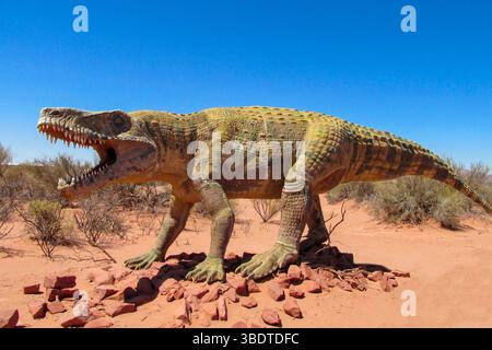 Dinosaures dans les terres désertiques. La statue, un dinosaure modèle debout sur un sable rouge sec entre les rochers. Dinosaure artificiel. Jurassic Park. Modèles Dino Banque D'Images