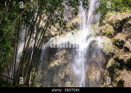 Gros plan sur les magnifiques chutes de Tumalog, Cebu, Philippines. Banque D'Images