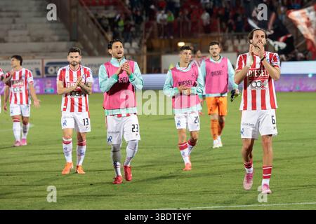 Vicence, Italie. 25 mai 2025. Les joueurs de Vicenza accueillent les fans lors du match de football italien Serie A entre LR Vicenza et Ternana Calcio au stade Romeo menti. Note finale LR Vicenza 0 :0 Ternana Calcio crédit : SOPA images Limited/Alamy Live News Banque D'Images