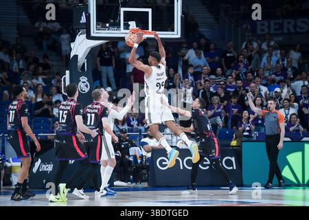 Madrid, Espagne. 25 mai 2025. Edy Tavares du Real Madrid dunk lors du match de basket-ball Liga ACB entre le Real Madrid et Grenade à Madrid, Espagne, le 25 mai 2025. Crédit : Gustavo Valiente/Xinhua/Alamy Live News Banque D'Images