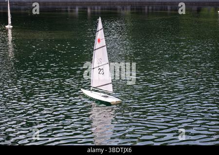 Un bateau dans un étang à Central Park Banque D'Images