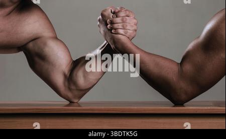 Bras de fer. Lutte à la main, compétition. Mains ou bras de l'homme. Rivalité, gros plan sur la lutte au bras masculin. Deux mains. Des hommes musclés mesurant les forces, des bras Banque D'Images