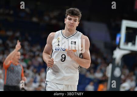 Madrid, Espagne. 25 mai 2025. Hugo González du Real Madrid vu en action lors de la Ligue ACB Endesa, match de basket joué entre le Real Madrid et Coviran Grenade au Movistar Arena. Score final ; Real Madrid 79 :67 Coviran Granada crédit : SOPA images Limited/Alamy Live News Banque D'Images