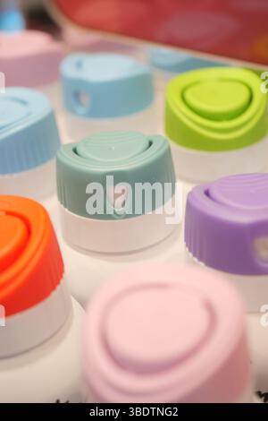 Capsules de bouteilles colorées disposées dans un présentoir attrayant Banque D'Images