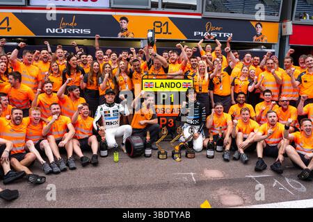 Monaco, Monaco. 25 mai 2025. McLaren Formula 1 Team célèbre la victoire du Grand Prix de formule 1 de Monaco 2025. Crédit : SOPA images Limited/Alamy Live News Banque D'Images