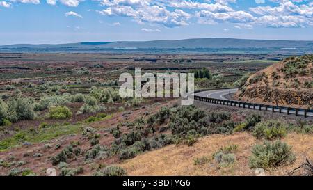 Une route courbe le long des chenaux Drumheller dans le Columbia National Wildlife refuge près d'Othello dans l'État de Washington, États-Unis Banque D'Images