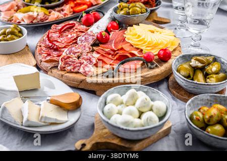 Hors-d'œuvre assortis et plateaux d'antipasti sur plateau en bois, concept traiteur avec viandes et fromages Banque D'Images