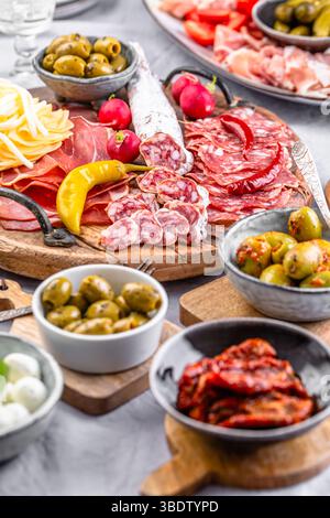 Hors-d'œuvre assortis et plateaux d'antipasti sur plateau en bois, concept traiteur avec viandes et fromages Banque D'Images