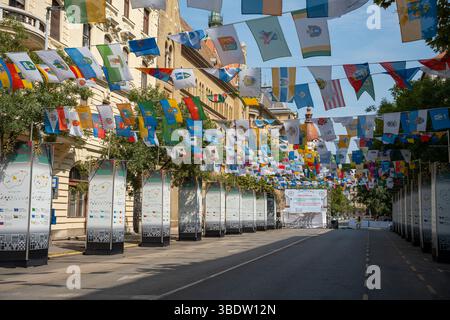Budapest, Hongrie - 20 août 2024 : les rues de Budapest ornées de centaines de drapeaux hongrois pour la fête d'Étienne Banque D'Images