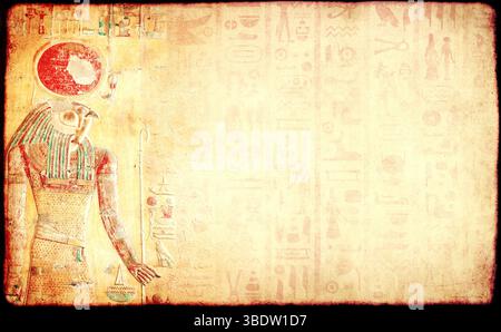 Fond horizontal avec peinture murale colorée d'inspiration égyptienne antique qui évoque l'atmosphère de l'Égypte. Toile de fond avec figure du Dieu Horus, creati Banque D'Images