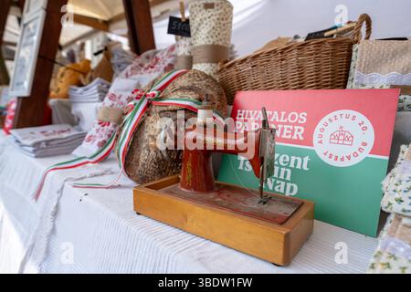 Budapest, Hongrie - 20 août 2024 : machine à coudre vintage à côté du pain de levain hongrois traditionnel Banque D'Images