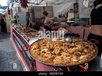 Budapest, Hongrie - 20 août 2024 : festin hongrois de porc choucroute cuisiné dans une bouilloire extérieure Banque D'Images