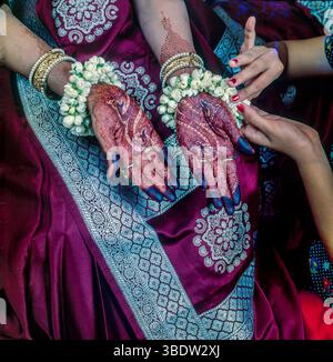 Mariages indiens, mariage hindou, mains de mariées avec Henna Gajra (décoration florale) en cours d'application. Inde. Banque D'Images
