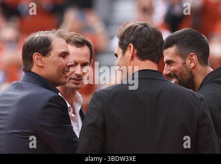 Paris, France. 25 mai 2025. Rafael Nadal, Andy Murray, Roger Federer et Novak Djokovic (de gauche à droite) se rencontrent lors d'une cérémonie organisée en l'honneur de l'ancien joueur de tennis espagnol Rafael Nadal lors de l'Open de France sur court Philippe Chatrier au Roland Garros à Paris, France, le 25 mai 2025. Crédit : Li Jing/Xinhua/Alamy Live News Banque D'Images