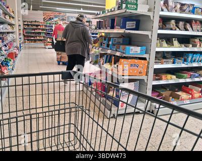 Marktkauf - Einkauf zu Zeiten von inflation. Marktkauf - Einkauf in einem Supermarkt oder Discounter *** Marktkauf shopping en période d'inflation Marktkauf shopping dans un supermarché ou un magasin discount Banque D'Images