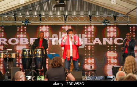 Stadl an der mur, Steiermark, Österreich, Europa : Entertainer-Legende Roberto Blanco beim 40. Firmenjubiläum der Almdorfbau, Marktführer für Luxus-Chalets, im Stadler Gewerbegebiet. Musik, Stimmung, Jubiläumsfest, regionale Wirtschaft, Traditionsbetrieb, Prominenz, spectacle, Sommerfest, Publikumsmagnet, Unterhaltung, Bauunternehmen, Feierlaune, Kultfigur, Tourismus, Premiumimmobilien. *** Stadl an der mur, Styrie, Autriche, légende de l'artiste Roberto Blanco à l'occasion du 40e anniversaire de la société Almdorfbau, leader du marché des chalets de luxe, dans la zone industrielle Stadler Music, Atmosphere, a Banque D'Images