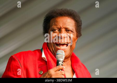 Stadl an der mur, Steiermark, Österreich, Europa : Entertainer-Legende Roberto Blanco beim 40. Firmenjubiläum der Almdorfbau, Marktführer für Luxus-Chalets, im Stadler Gewerbegebiet. Musik, Stimmung, Jubiläumsfest, regionale Wirtschaft, Traditionsbetrieb, Prominenz, spectacle, Sommerfest, Publikumsmagnet, Unterhaltung, Bauunternehmen, Feierlaune, Kultfigur, Tourismus, Premiumimmobilien. *** Stadl an der mur, Styrie, Autriche, légende de l'artiste Roberto Blanco à l'occasion du 40e anniversaire de la société Almdorfbau, leader du marché des chalets de luxe, dans la zone industrielle Stadler Music, Atmosphere, a Banque D'Images