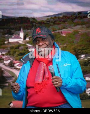 Stadl an der mur, Steiermark, Österreich, Europa : Entertainer-Legende Roberto Blanco beim 40. Firmenjubiläum der Almdorfbau, Marktführer für Luxus-Chalets, im Stadler Gewerbegebiet. Musik, Stimmung, Jubiläumsfest, regionale Wirtschaft, Traditionsbetrieb, Prominenz, spectacle, Sommerfest, Publikumsmagnet, Unterhaltung, Bauunternehmen, Feierlaune, Kultfigur, Tourismus, Premiumimmobilien. *** Stadl an der mur, Styrie, Autriche, légende de l'artiste Roberto Blanco à l'occasion du 40e anniversaire de la société Almdorfbau, leader du marché des chalets de luxe, dans la zone industrielle Stadler Music, Atmosphere, a Banque D'Images