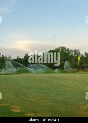 Arroseurs d'irrigation sur terrain de golf Banque D'Images