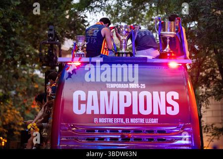 Barcelone, Espagne. 16 mai 2025. Les fans de Barcelone accueillent les joueurs lors du défilé de la victoire du 28e Trophée LaLiga dans les rues de Barcelone, Espagne, le 16 mai 2025. Photo par : Camilo Moreno/long Visual Press crédit : long Visual Press/Alamy Live News Banque D'Images