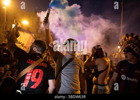 Barcelone, Espagne. 16 mai 2025. Les fans de Barcelone accueillent les joueurs lors du défilé de la victoire du 28e Trophée LaLiga dans les rues de Barcelone, Espagne, le 16 mai 2025. Photo par : Camilo Moreno/long Visual Press crédit : long Visual Press/Alamy Live News Banque D'Images