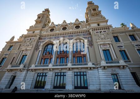 Façade avant détaillée de la salle Garnier, l'opéra historique à l'intérieur du Casino de Monte Carlo à Monaco, mettant en valeur l'architecture belle époque avec esprit Banque D'Images