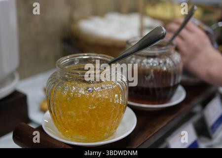 Vue rapprochée de la cuillère ramassant la confiture d'orange cuite de la poêle au ralenti. Vidéos 4K de haute qualité Banque D'Images