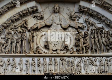 Jugement dernier roman (1856-7) du sculpteur français François-Michel Pascal sur tympan, portail central, façade ouest restaurée, Basilique Sainte-Marie-Madeleine, Vézelay, Yonne, Bourgogne, France. Comprend des anges pesant des âmes et des cornes soufflantes, des démons et une file de misérables pécheurs. Banque D'Images