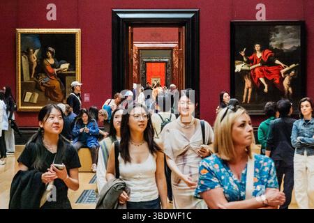 Londres, Royaume-Uni. 25 mai 2025. Les foules inondent pour profiter de la merveille de l'Art un rehang complet de la galerie. La Galerie nationale a également rouvert l'aile Sainsbury après son projet d'immobilisations transformationnelles de deux ans, tous deux faisant partie des célébrations du 200e anniversaire de la Galerie. Crédit : Guy Bell/Alamy Live News Banque D'Images