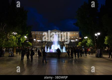 ATHÈNES, GRÈCE - 4 FÉVRIER 2019 : place Syntagma et fontaine d'eau devant le bâtiment du Parlement hellénique à Athènes, Grèce la nuit Banque D'Images
