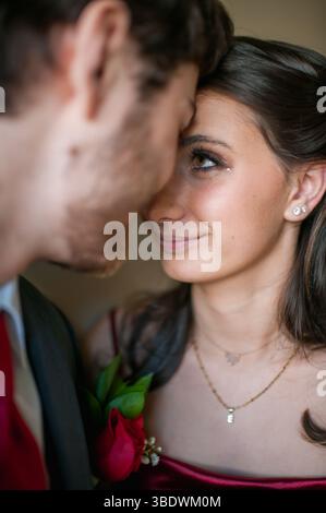 Nez à nez PROM couple aime les rires doux et les regards Banque D'Images