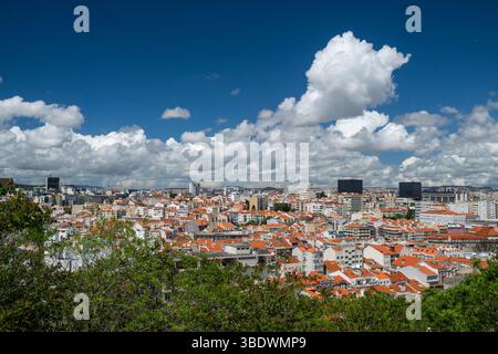 Belle vue sur les vieux bâtiments traditionnels dans le centre de Lisbonne Banque D'Images