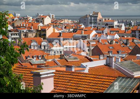 Belle vue sur les vieux bâtiments traditionnels dans le centre de Lisbonne Banque D'Images