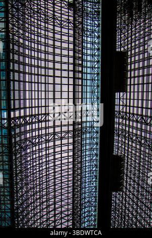 Intérieur de la gare de Kyoto, toit voûté en verre, architecture moderne, structure en acier, design symétrique, détail architectural, lumière naturelle, Kengo Kuma, Banque D'Images