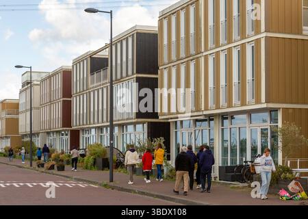 Maisons flottantes dans la capitale néerlandaise. Marché du logement et de l'immobilier pour l'ère moderne Banque D'Images