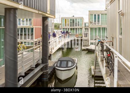 Maisons flottantes dans la capitale néerlandaise. Marché du logement et de l'immobilier pour l'ère moderne Banque D'Images