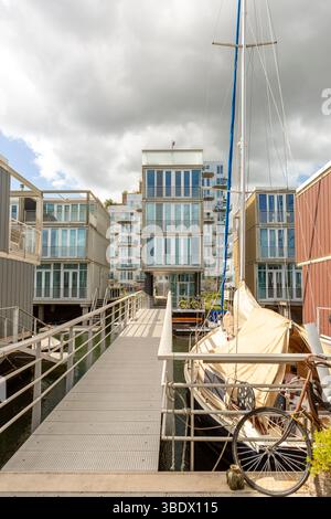 Maisons flottantes dans la capitale néerlandaise. Marché du logement et de l'immobilier pour l'ère moderne Banque D'Images