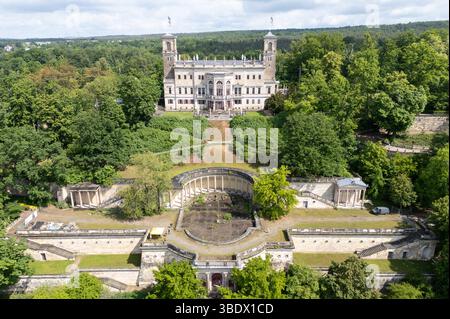 Dresde, Allemagne. 26 mai 2025. Vue sur les thermes romains devant le palais de l'Albrechtsberg (vue aérienne avec un drone). Les bains de style classique tardif situés sous le château, qui ont été fermés pendant dix ans, sont en cours de rénovation conformément à leur statut classé. Crédit : Sebastian Kahnert/dpa/Alamy Live News Banque D'Images