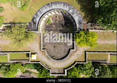 Dresde, Allemagne. 26 mai 2025. Vue sur les thermes romains (vue aérienne avec un drone). Les bains situés sous le château d'Albrechtsberg, fermés depuis dix ans, sont en cours de rénovation conformément à leur statut classé. Crédit : Sebastian Kahnert/dpa/Alamy Live News Banque D'Images