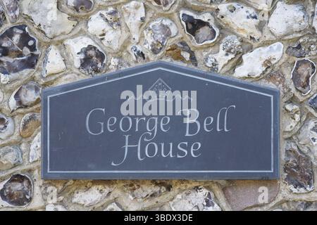 Plaque élégante sur la surface murale en pierre de George Bell House. Chichester, Royaume-Uni Banque D'Images