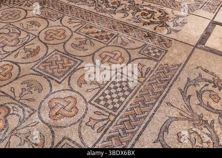 Aquileia, Italie. Gros plan de la mosaïque du plancher chrétien primitif dans la basilique de Santa Maria Assunta, montrant géométrique et figurative Banque D'Images