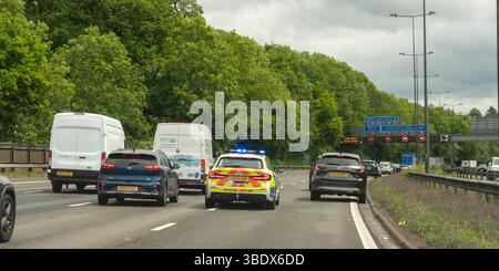 Croydon Londres Angleterre Royaume-Uni. 24.05.2025. La circulation sur la voie extérieure de la M25 se déplace pour permettre le passage d'une voiture de patrouille de police ; Banque D'Images